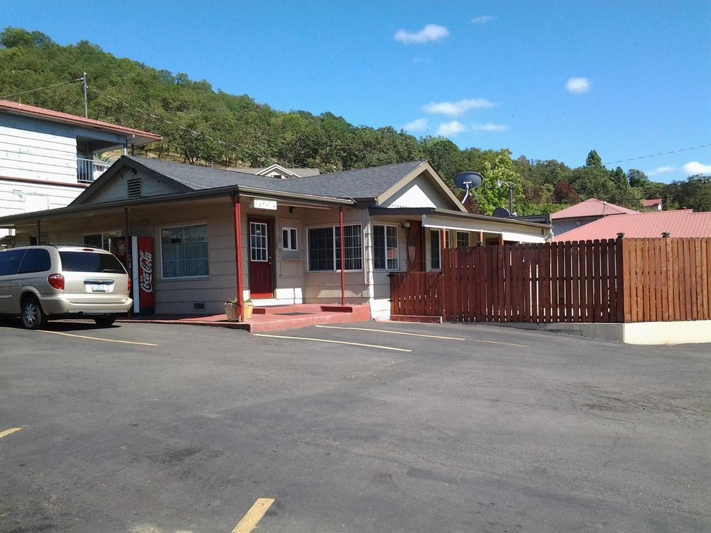Roseburg Inn Bagian luar foto